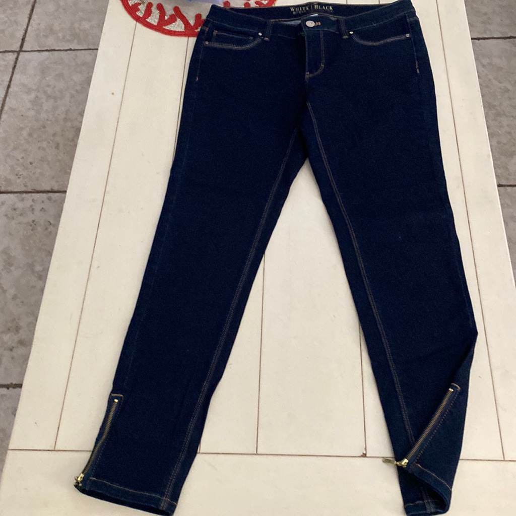 White House Black Market Jeans. Nwot. Size 6 # 1909